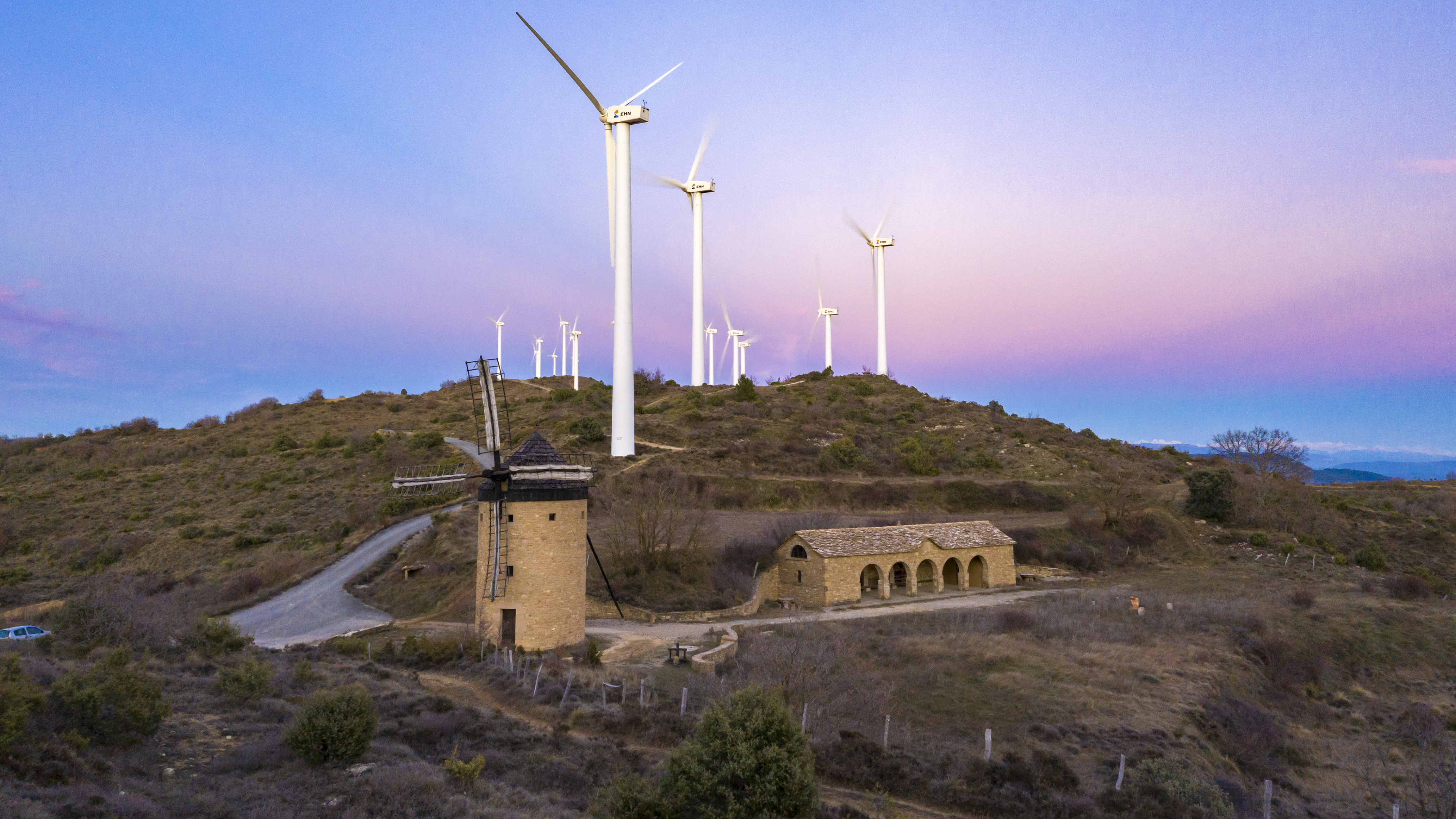 Monte de la Valdorba con molinos eólicos